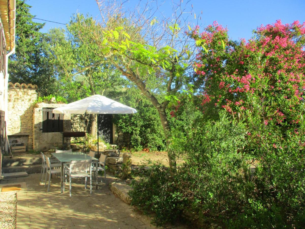 Le Mas Des Lilas Uzès Buitenkant foto